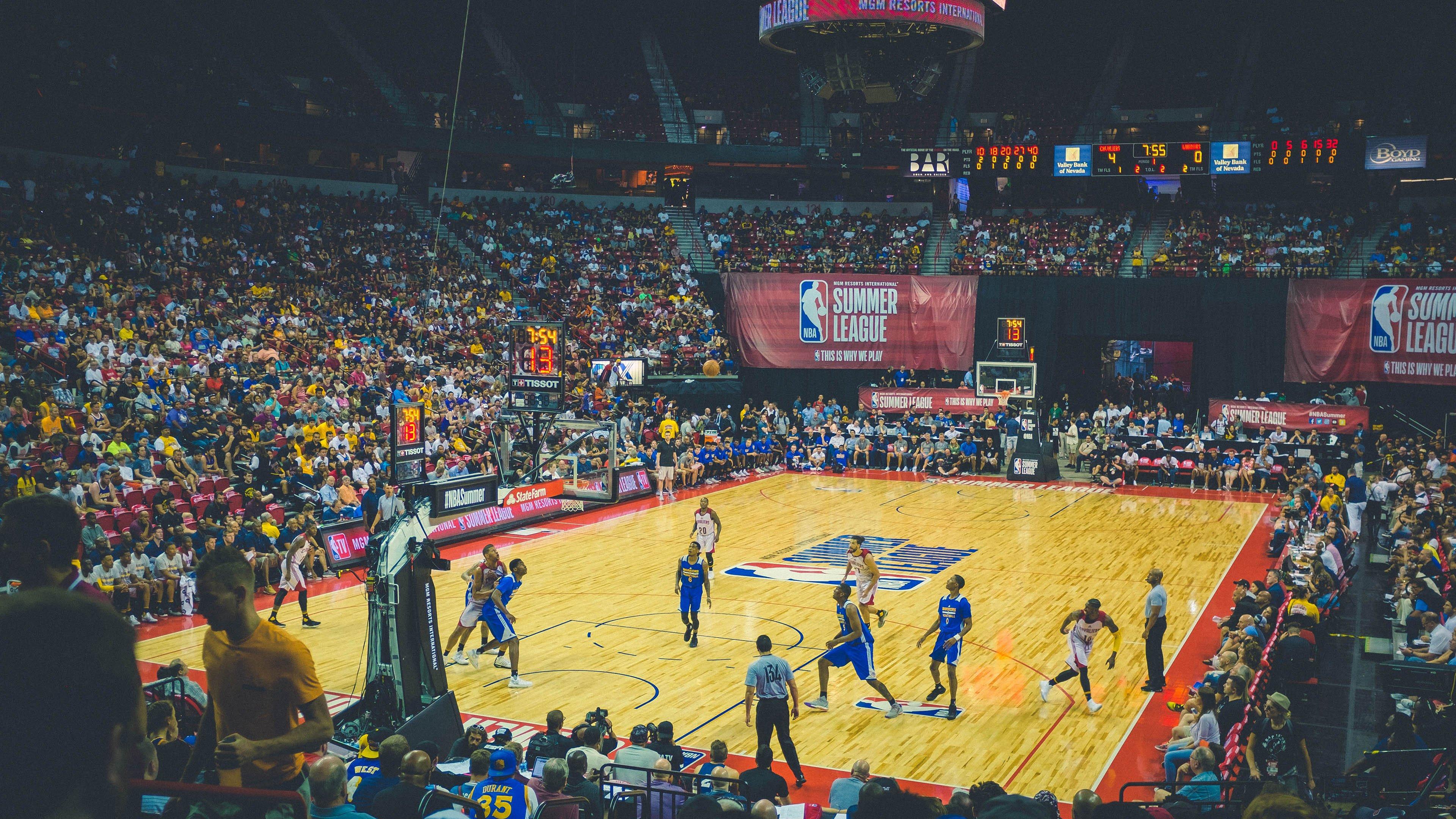 迪温琴佐赛后盛赞华子，末节球权托付引领胜利，领袖风采尽显